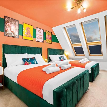 Stylish Manchester 4 Bed House W/Garden ✘ Sleeps 9 - Salford ☆ Free Parking → Smart Tvs In Every Bedroom ☆ Free Netflix & Ultra Fast Wifi ✪ 6 Min To City Centre, Close To Trafford Centre, Etihad Stadium, Manchester Arena, Clubs & More! Bagian luar foto