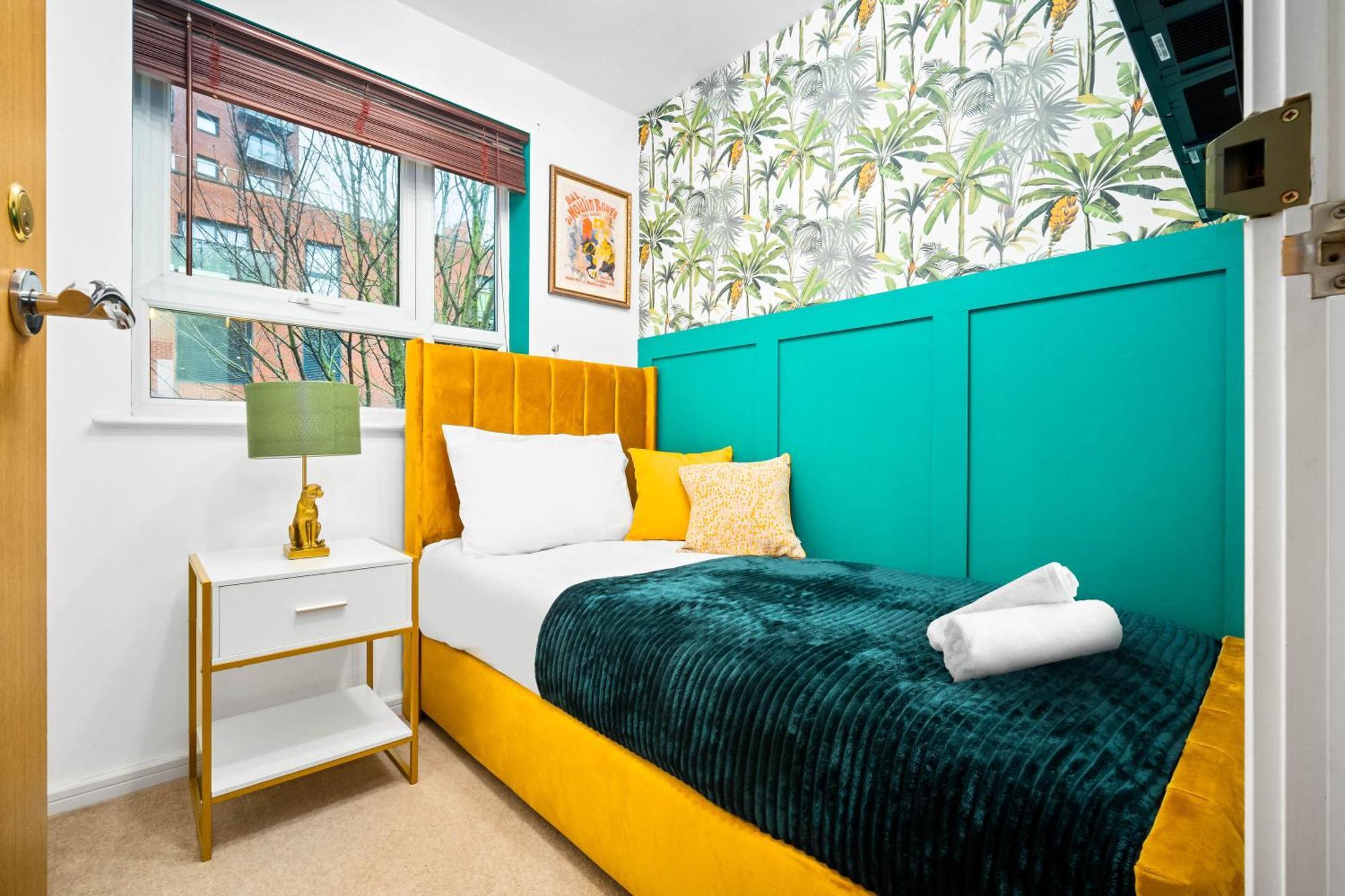 Stylish Manchester 4 Bed House W/Garden ✘ Sleeps 9 - Salford ☆ Free Parking → Smart Tvs In Every Bedroom ☆ Free Netflix & Ultra Fast Wifi ✪ 6 Min To City Centre, Close To Trafford Centre, Etihad Stadium, Manchester Arena, Clubs & More! Bagian luar foto