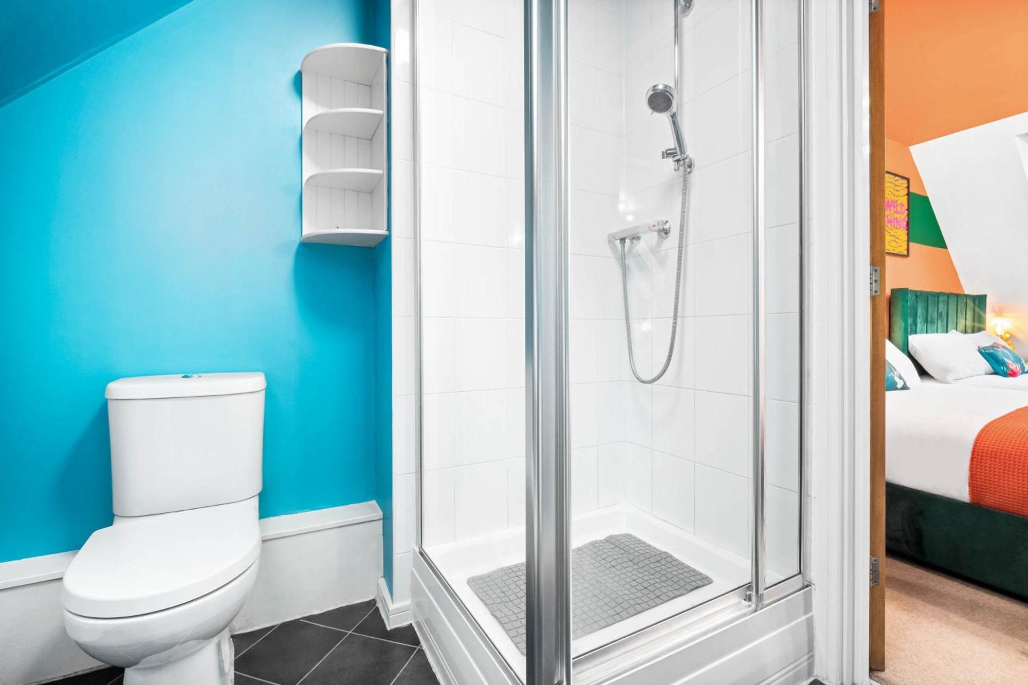 Stylish Manchester 4 Bed House W/Garden ✘ Sleeps 9 - Salford ☆ Free Parking → Smart Tvs In Every Bedroom ☆ Free Netflix & Ultra Fast Wifi ✪ 6 Min To City Centre, Close To Trafford Centre, Etihad Stadium, Manchester Arena, Clubs & More! Bagian luar foto