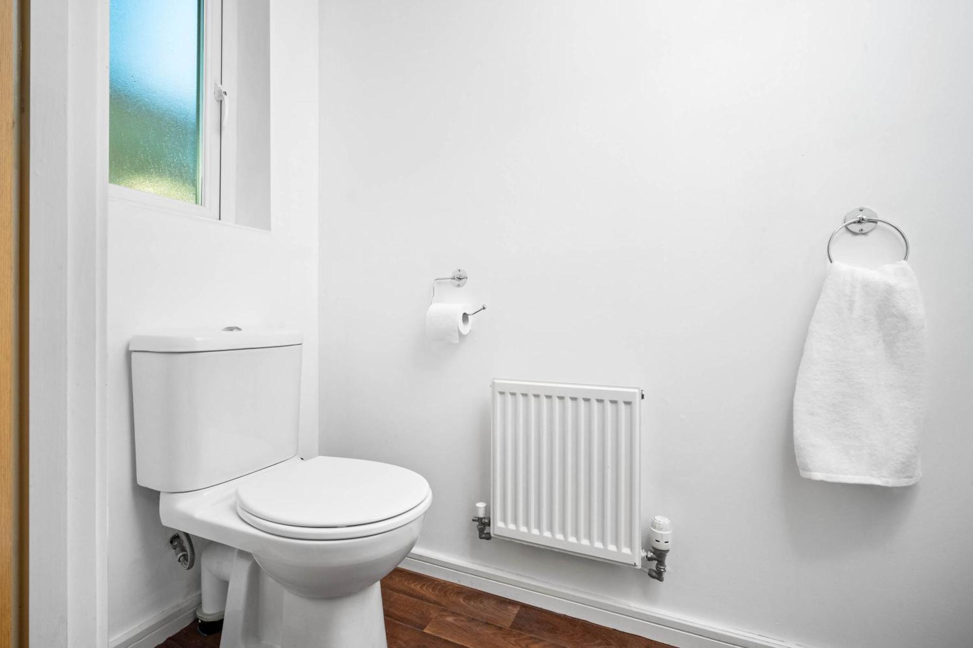 Stylish Manchester 4 Bed House W/Garden ✘ Sleeps 9 - Salford ☆ Free Parking → Smart Tvs In Every Bedroom ☆ Free Netflix & Ultra Fast Wifi ✪ 6 Min To City Centre, Close To Trafford Centre, Etihad Stadium, Manchester Arena, Clubs & More! Bagian luar foto