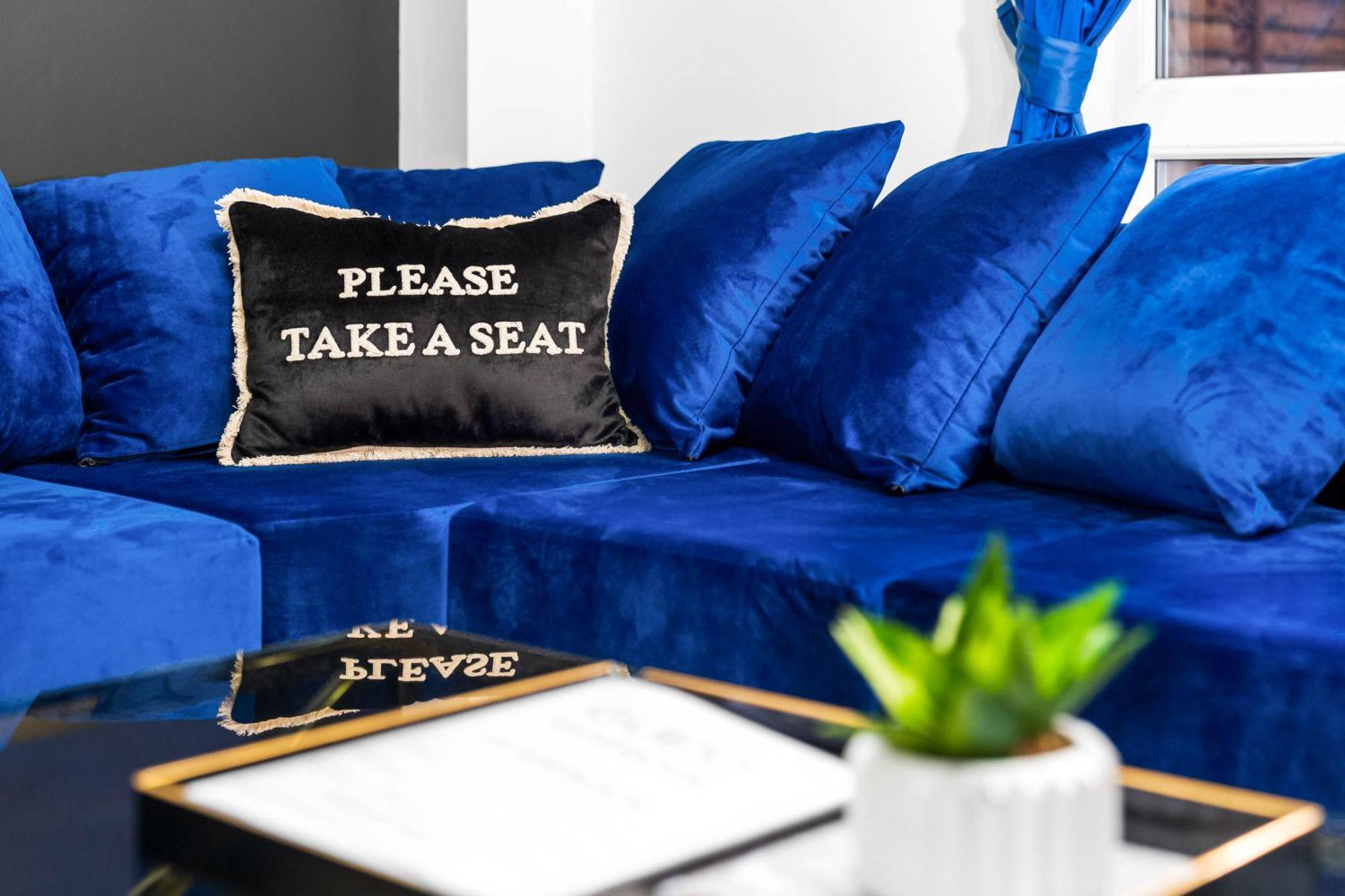 Stylish Manchester 4 Bed House W/Garden ✘ Sleeps 9 - Salford ☆ Free Parking → Smart Tvs In Every Bedroom ☆ Free Netflix & Ultra Fast Wifi ✪ 6 Min To City Centre, Close To Trafford Centre, Etihad Stadium, Manchester Arena, Clubs & More! Bagian luar foto