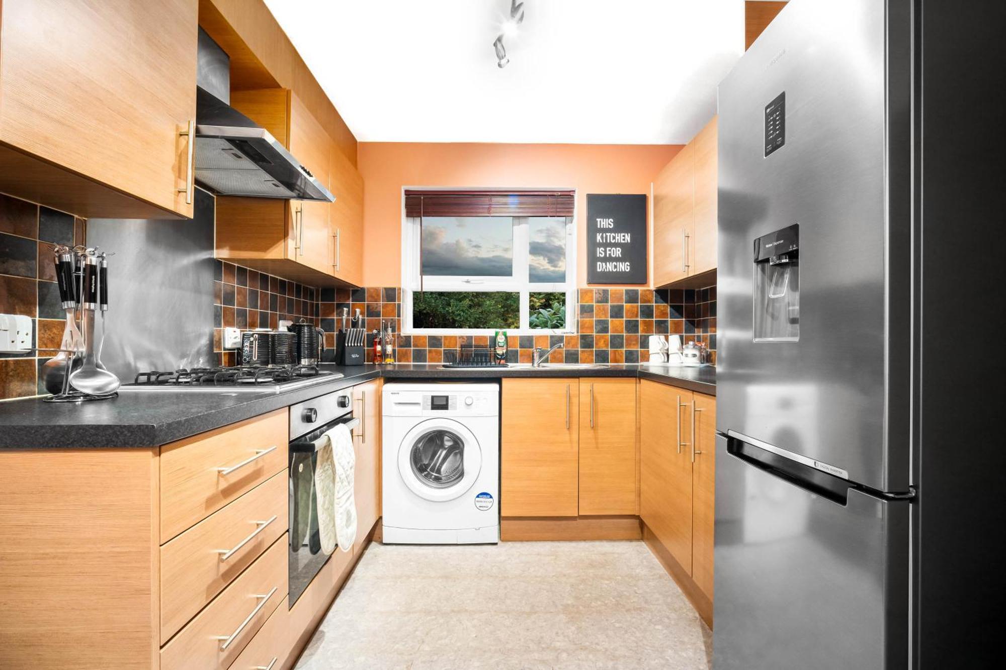Stylish Manchester 4 Bed House W/Garden ✘ Sleeps 9 - Salford ☆ Free Parking → Smart Tvs In Every Bedroom ☆ Free Netflix & Ultra Fast Wifi ✪ 6 Min To City Centre, Close To Trafford Centre, Etihad Stadium, Manchester Arena, Clubs & More! Bagian luar foto