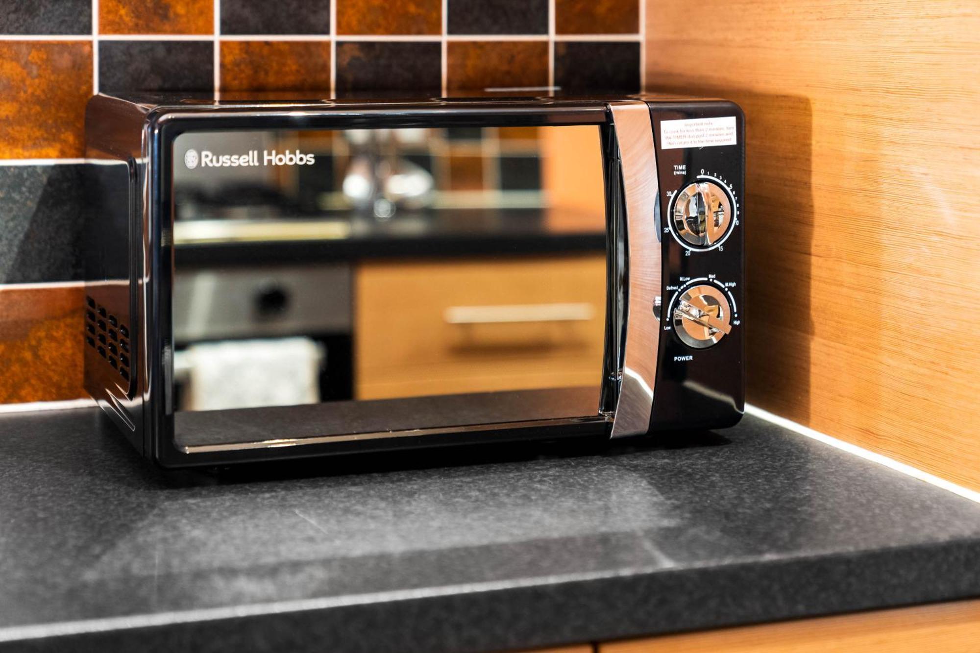 Stylish Manchester 4 Bed House W/Garden ✘ Sleeps 9 - Salford ☆ Free Parking → Smart Tvs In Every Bedroom ☆ Free Netflix & Ultra Fast Wifi ✪ 6 Min To City Centre, Close To Trafford Centre, Etihad Stadium, Manchester Arena, Clubs & More! Bagian luar foto