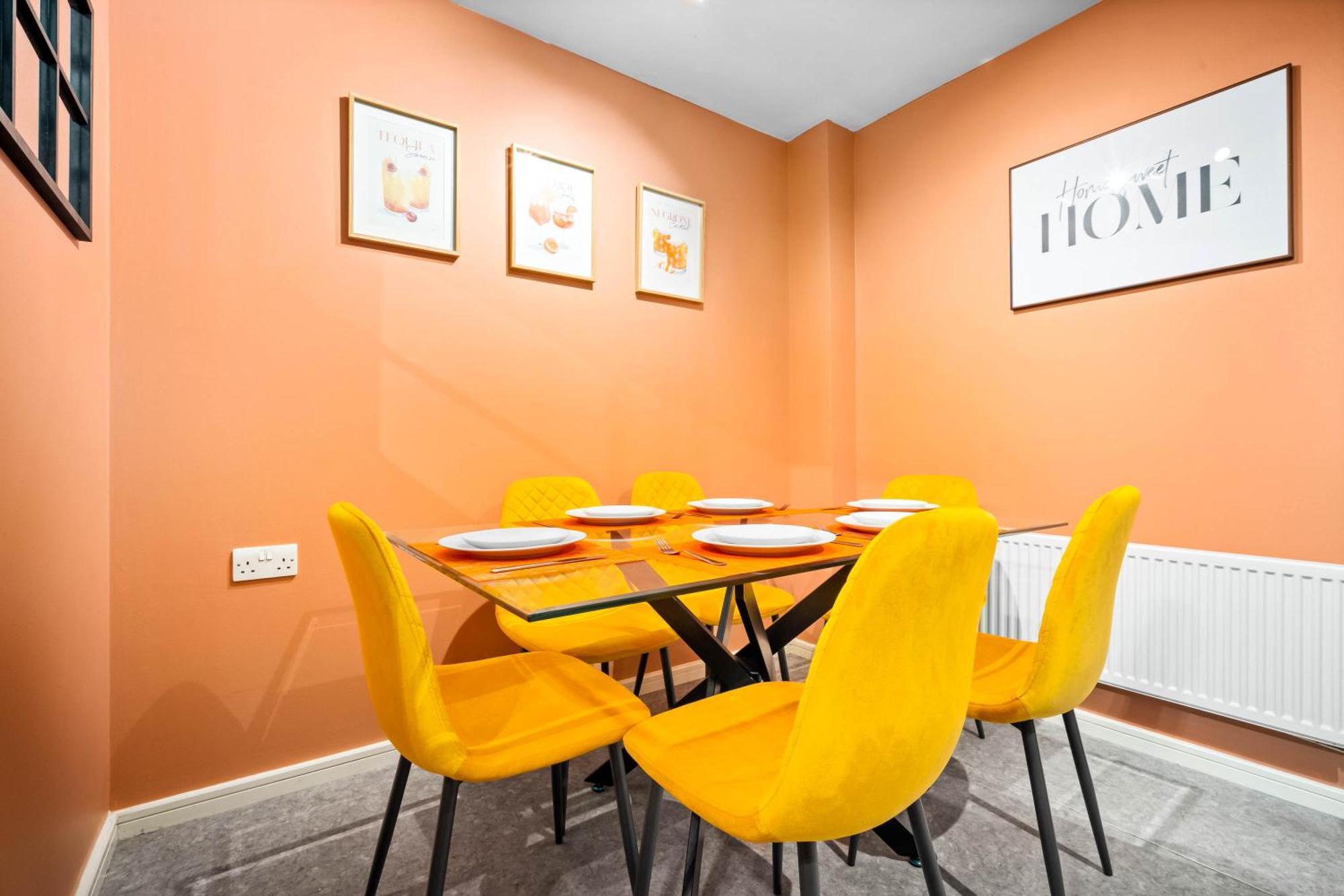 Stylish Manchester 4 Bed House W/Garden ✘ Sleeps 9 - Salford ☆ Free Parking → Smart Tvs In Every Bedroom ☆ Free Netflix & Ultra Fast Wifi ✪ 6 Min To City Centre, Close To Trafford Centre, Etihad Stadium, Manchester Arena, Clubs & More! Bagian luar foto