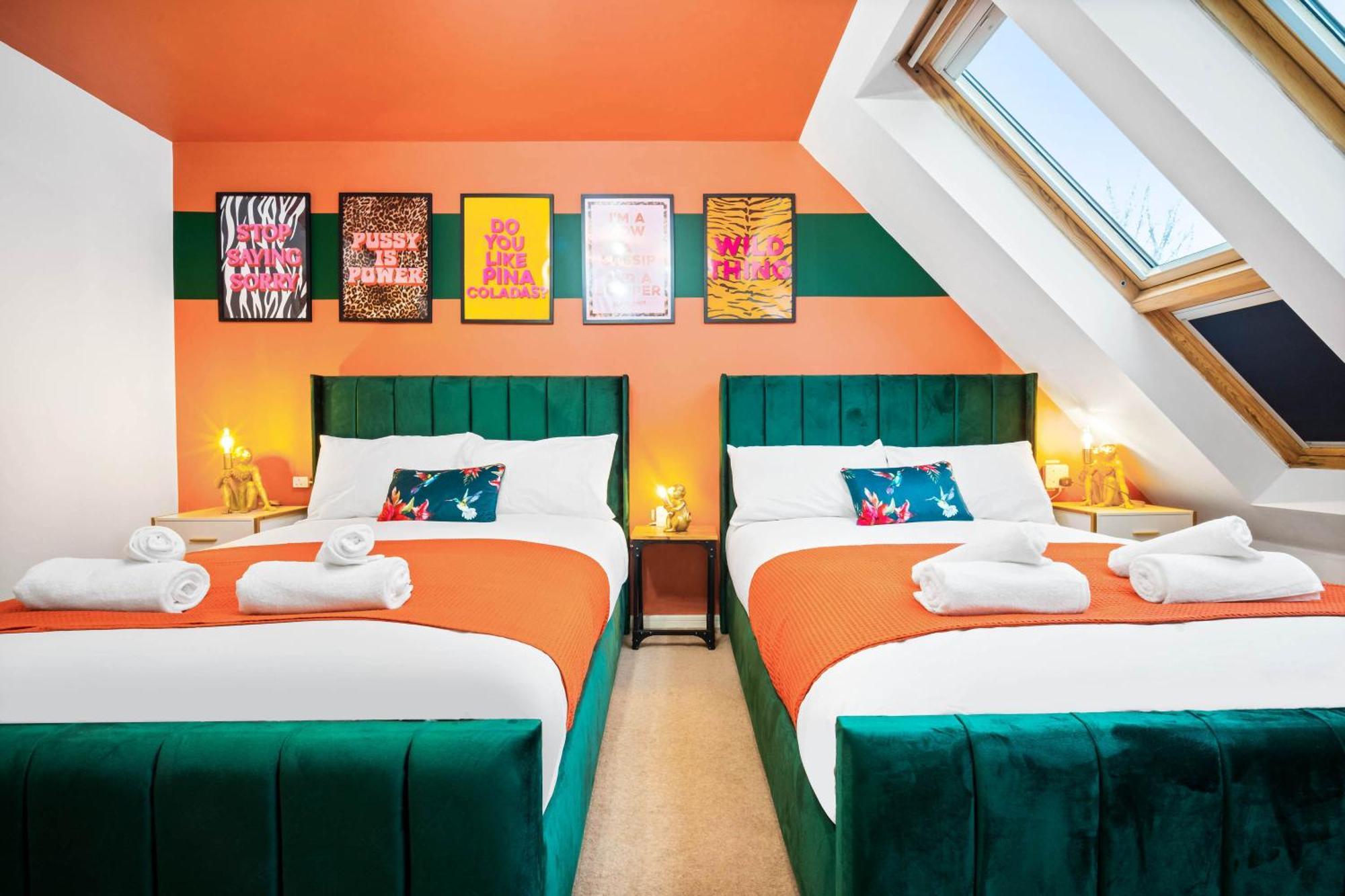 Stylish Manchester 4 Bed House W/Garden ✘ Sleeps 9 - Salford ☆ Free Parking → Smart Tvs In Every Bedroom ☆ Free Netflix & Ultra Fast Wifi ✪ 6 Min To City Centre, Close To Trafford Centre, Etihad Stadium, Manchester Arena, Clubs & More! Bagian luar foto