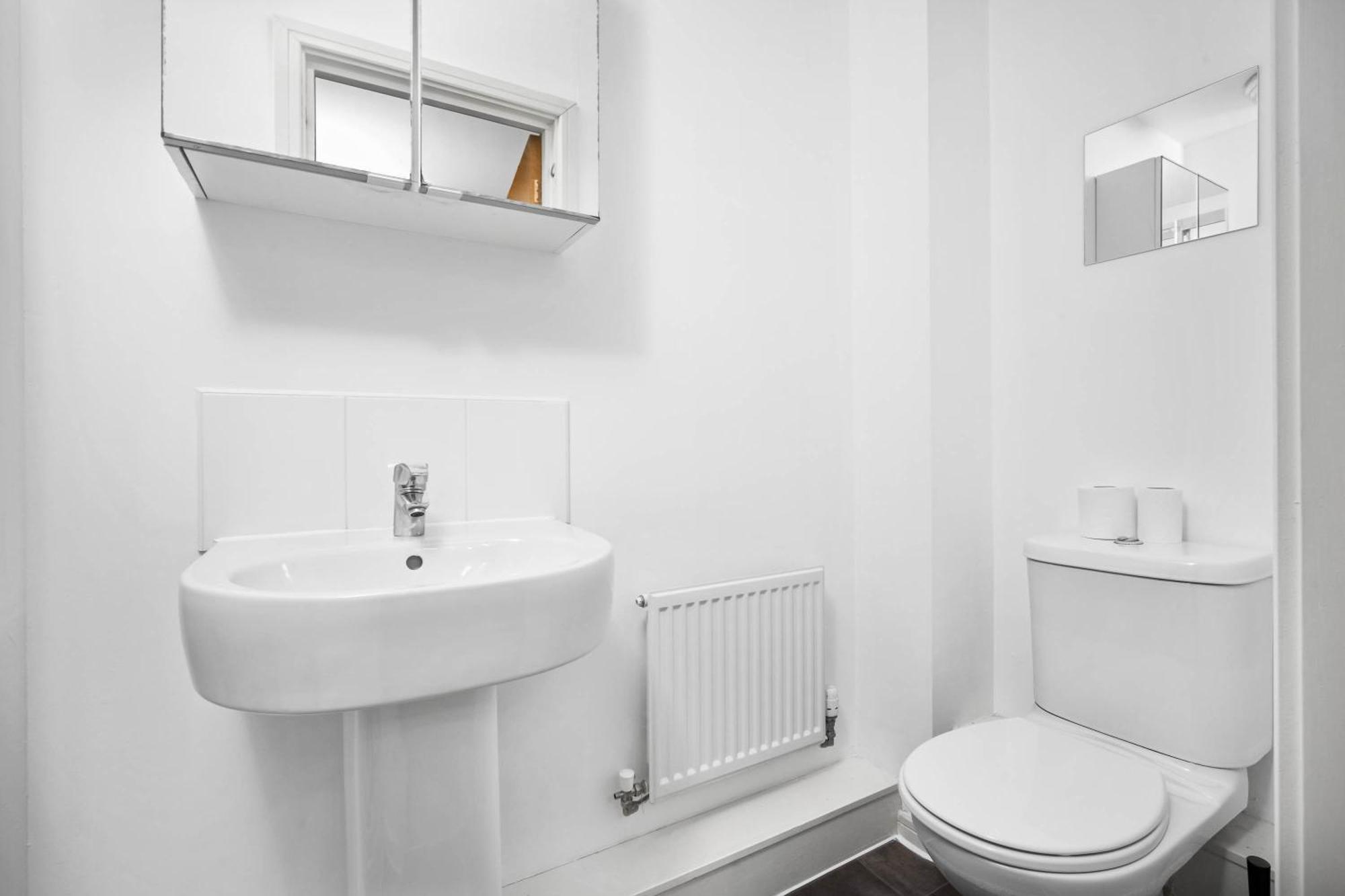 Stylish Manchester 4 Bed House W/Garden ✘ Sleeps 9 - Salford ☆ Free Parking → Smart Tvs In Every Bedroom ☆ Free Netflix & Ultra Fast Wifi ✪ 6 Min To City Centre, Close To Trafford Centre, Etihad Stadium, Manchester Arena, Clubs & More! Bagian luar foto