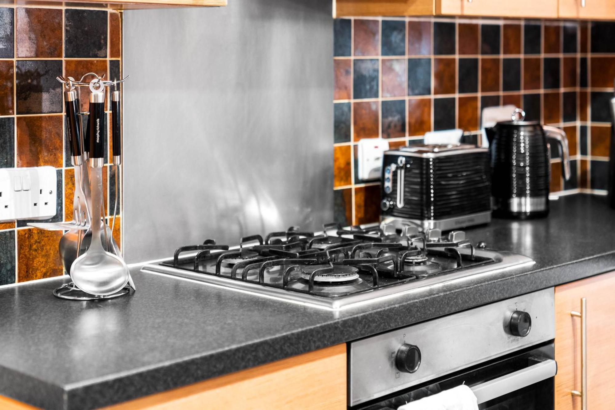 Stylish Manchester 4 Bed House W/Garden ✘ Sleeps 9 - Salford ☆ Free Parking → Smart Tvs In Every Bedroom ☆ Free Netflix & Ultra Fast Wifi ✪ 6 Min To City Centre, Close To Trafford Centre, Etihad Stadium, Manchester Arena, Clubs & More! Bagian luar foto