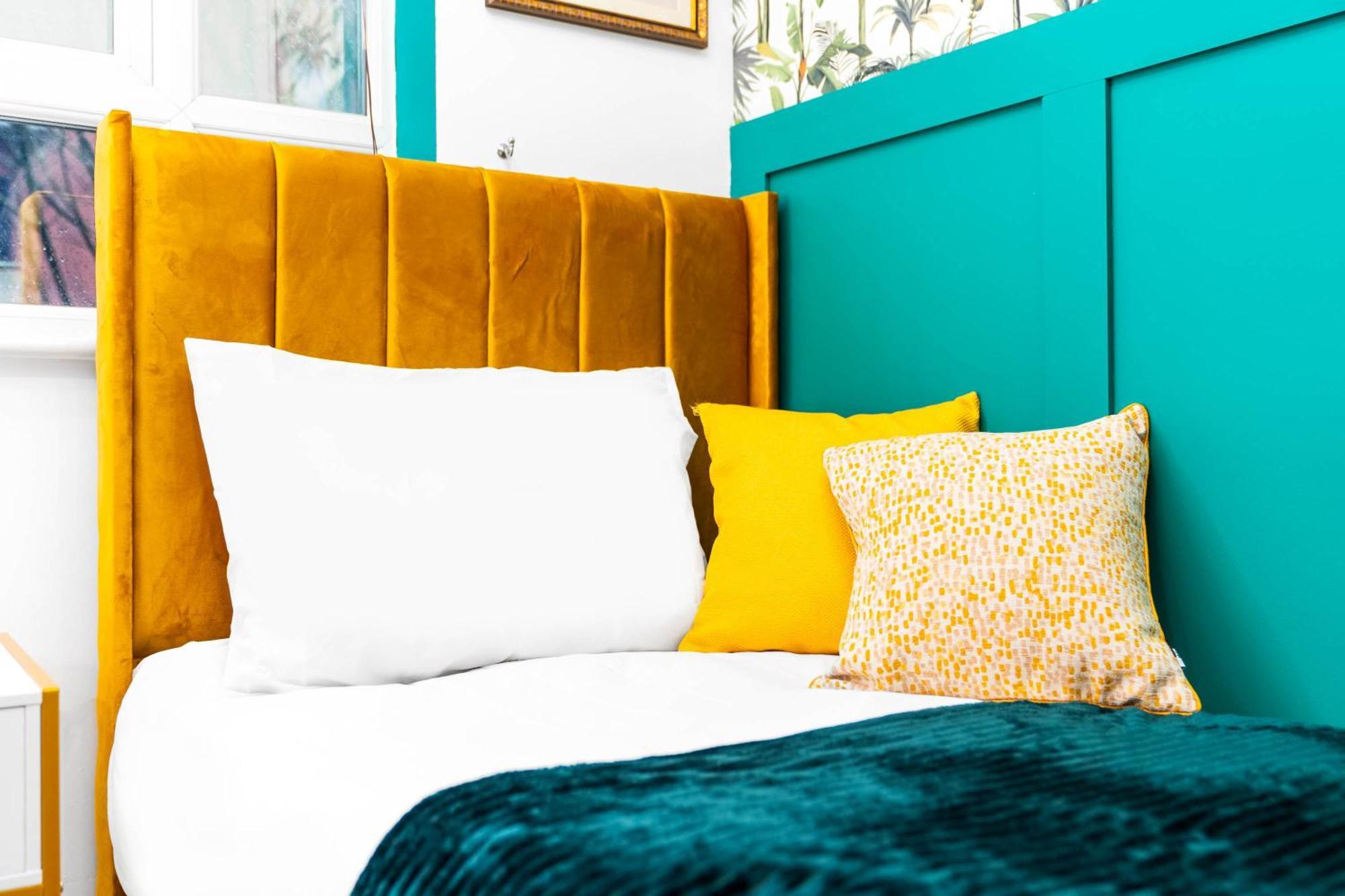 Stylish Manchester 4 Bed House W/Garden ✘ Sleeps 9 - Salford ☆ Free Parking → Smart Tvs In Every Bedroom ☆ Free Netflix & Ultra Fast Wifi ✪ 6 Min To City Centre, Close To Trafford Centre, Etihad Stadium, Manchester Arena, Clubs & More! Bagian luar foto