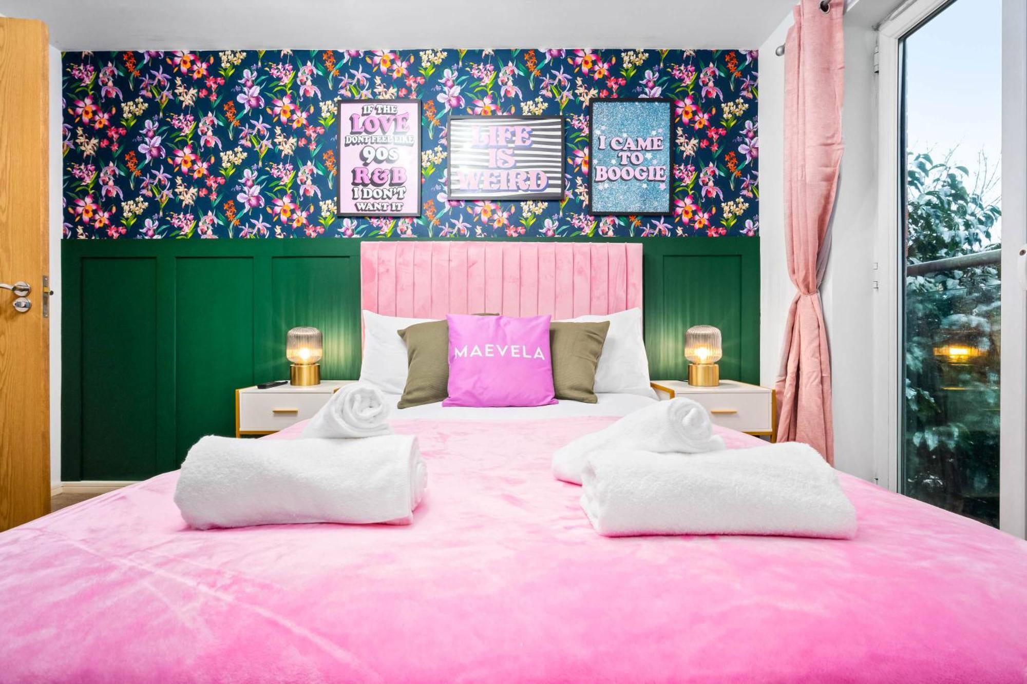 Stylish Manchester 4 Bed House W/Garden ✘ Sleeps 9 - Salford ☆ Free Parking → Smart Tvs In Every Bedroom ☆ Free Netflix & Ultra Fast Wifi ✪ 6 Min To City Centre, Close To Trafford Centre, Etihad Stadium, Manchester Arena, Clubs & More! Bagian luar foto