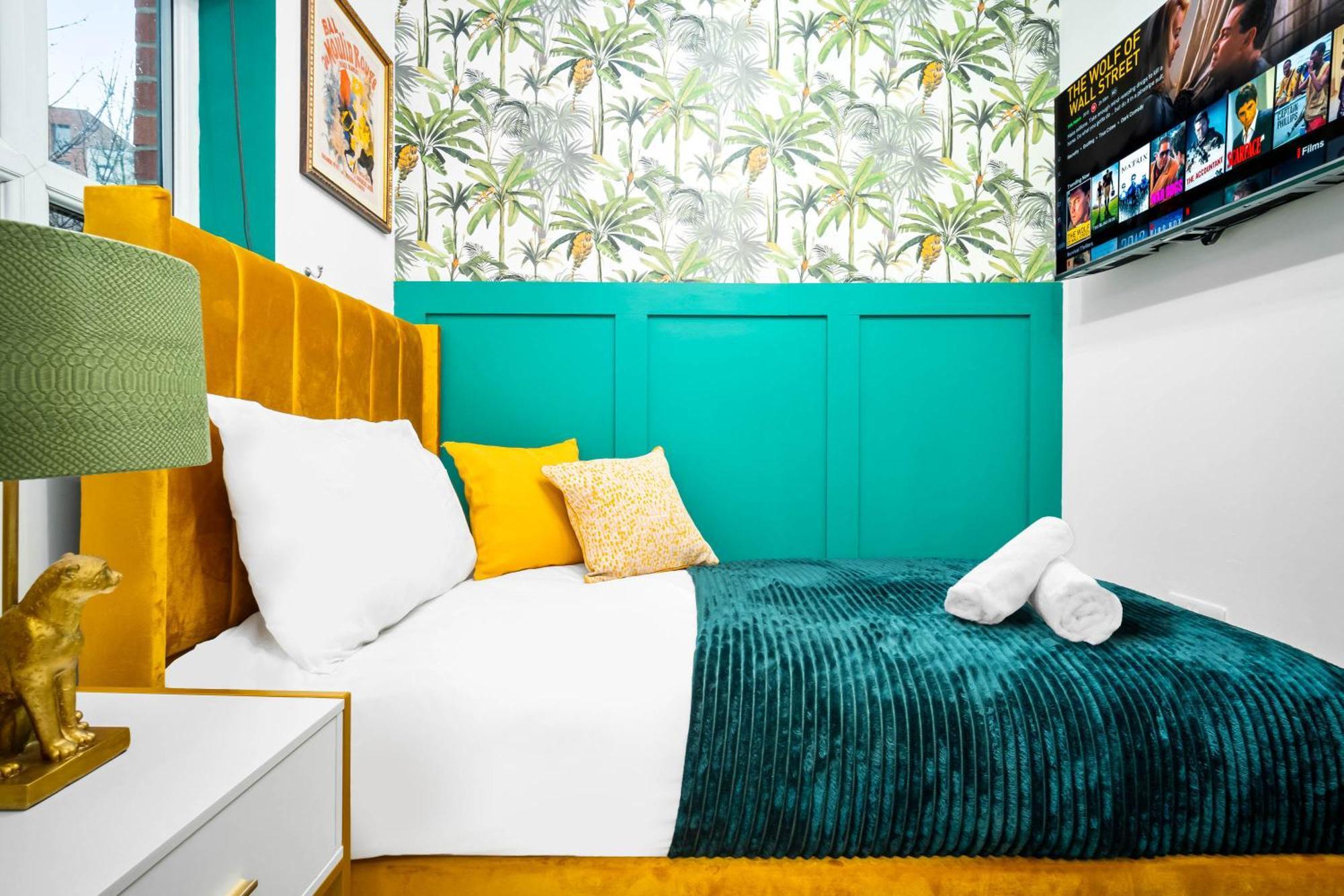 Stylish Manchester 4 Bed House W/Garden ✘ Sleeps 9 - Salford ☆ Free Parking → Smart Tvs In Every Bedroom ☆ Free Netflix & Ultra Fast Wifi ✪ 6 Min To City Centre, Close To Trafford Centre, Etihad Stadium, Manchester Arena, Clubs & More! Bagian luar foto